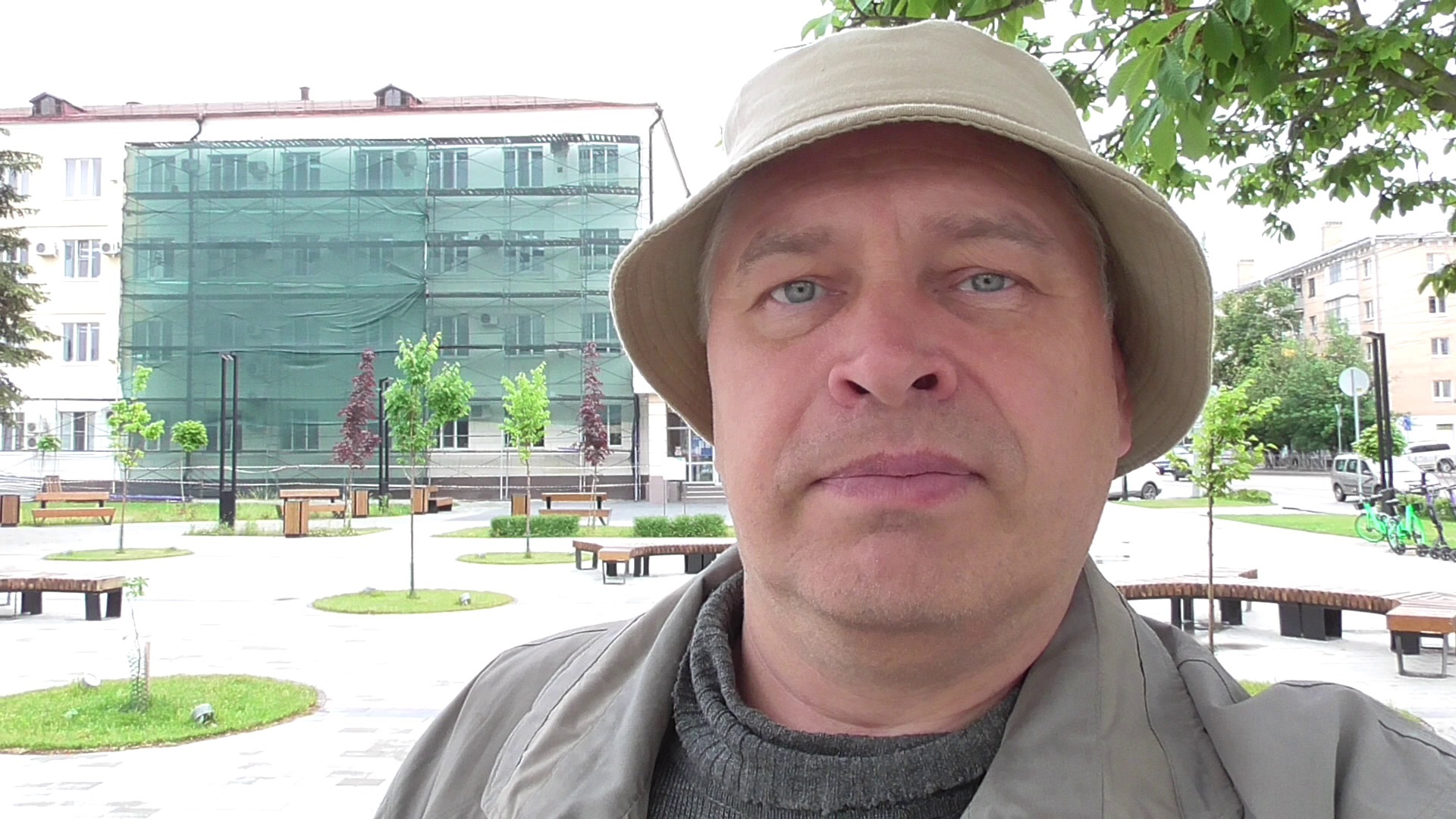 Я возле поликлиники. Фасадная отделка поликлиники. Орловская областная стоматологическая поликлиника