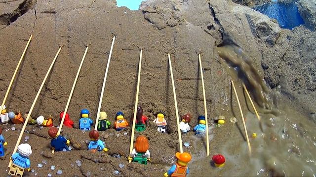 CAN 30 LEGO MINIFIGURES STOP A LEGO DAM BREACH ? смотреть онлайн