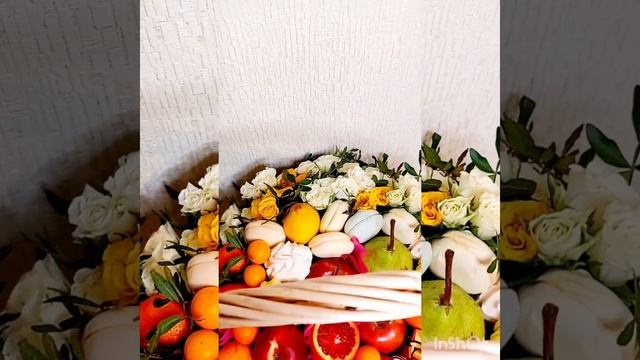Фруктовая корзина с клубникой, зефиром и макаронс #sweet #food #fruit