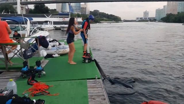 Летающая девушка над водой  Flyboard  Водный флайборд