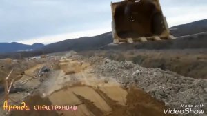 В кабине экскаватора. Работа экскаватора от первого лица.