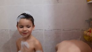 Принимаем ванну с пеной в чистый четверг.Take a bubble bath on Maundy Thursday.