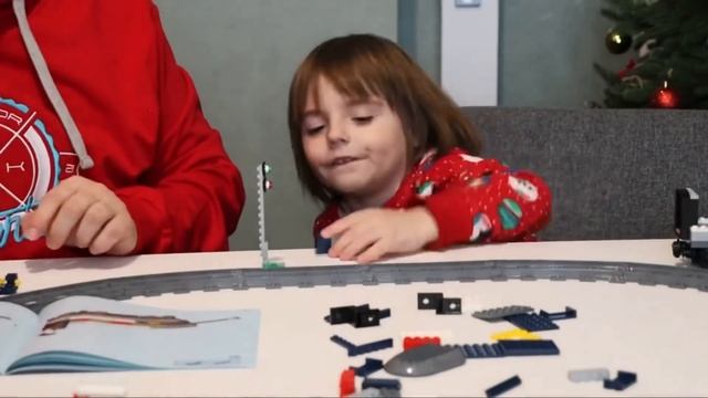 Пассажирский поезд LEGO City смотреть онлайн