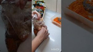 Вариант ужина или обеда?Куриные ножки? с гречкой и овощами??? в пакете приготовленные в духовке.