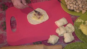 Аппетитные мини курники из слоеного теста