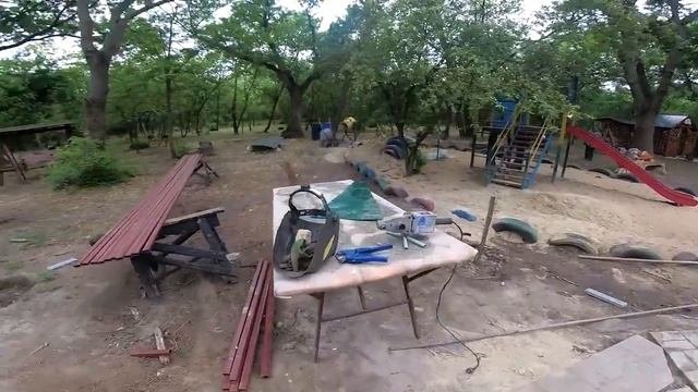 БЕСЕДКА  из  арт  бетона  декоративный  камень  и  брёвна  из  цемента  в   виде  старого  дерева.