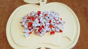 Салат с крабовыми палочками и колбасным сыром