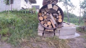 Дровник,который придумала мама)Бюджетный дровник из старых бочек,это быстро и дёшево и дрова сухие)