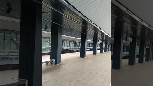 Съехавшие с грузового поезда рельсы разворотили новенькую станцию электричек на западе Москвы