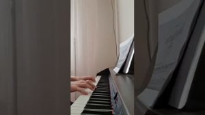 Очень красивая и грустная мелодмя на фортепиано. Прошу послушать.