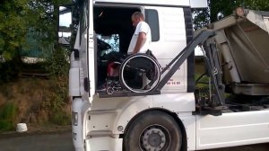 Инвалид дальнобойщик демонстрирует работу своего тягача MAN с инвалидным подъемником