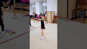 Хореография для художественной гимнастики. Учим поворот в затяжку вперед. Возраст 6 лет.
