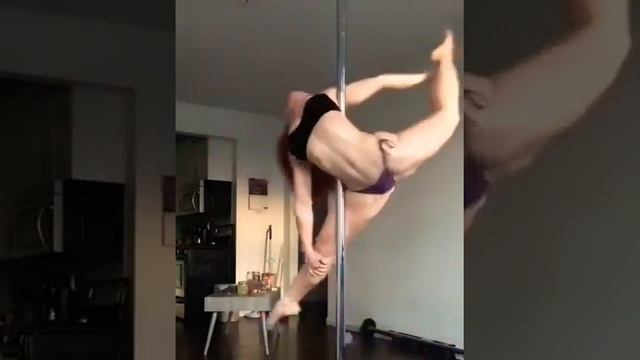 #пилатес#пилон#красиваядевушка#красивыйтанец#спорт Девушка красиво танцует на пилоне