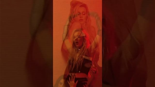 Караулова в постеле танцует с полуголыми девушками