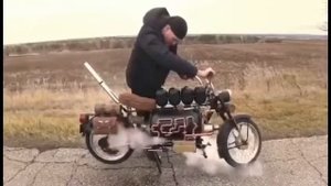 Мотоцикл и самодельный паровой двигатель.