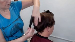 Короткая женская стрижка с пышной макушкой.