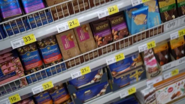 НОВОГОДНИЙ ПОДАРОК ЗА 100 РУБЛЕЙ vs 1000 РУБЛЕЙ / ДОРОГО vs ДЕШЕВО смотреть онлайн