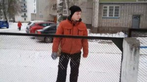 Как правильно перелазить через забор.