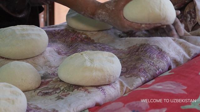 Cooking of Uzbek bread in a tandoor / Узбекские Лепешки в Тандыре смотреть онлайн