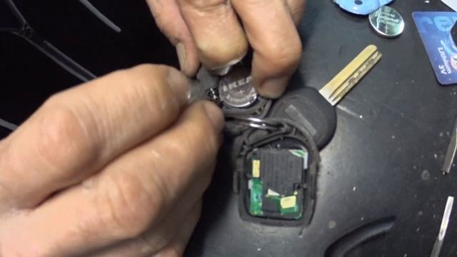 Как заменить батарейку в автомобильном ключе Ford Mondeo смотреть онлайн