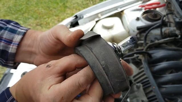 Замена галогеновых ламп в фарах на светодиодные . Лада Гранта.mp4
