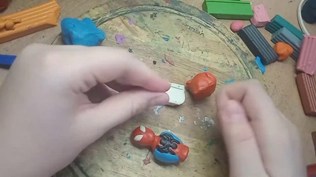 Лепим из пластелина Человека-паука смотреть онлайн