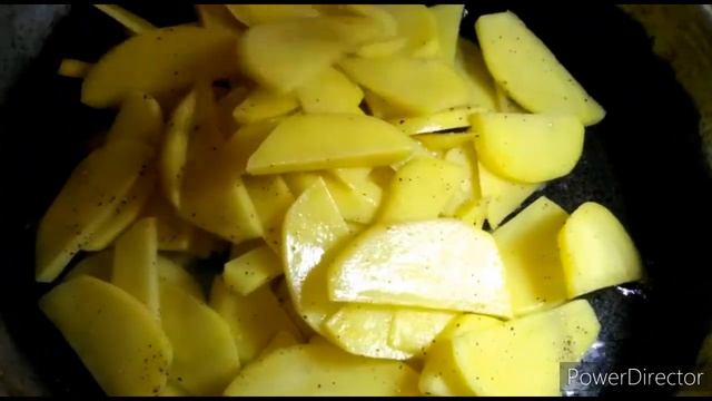 Картошка жареная с тушенкой и яйцами .Fried potatoes with stew and egg