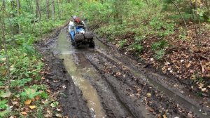 Груженый мини трактор ISEKI TX 1300 спускаемся  с сопки