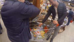 В продуктовом отделе магазина