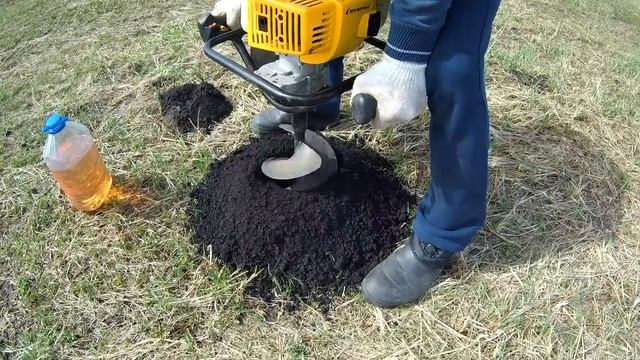 БЕНЗОБУР ЧЕМПИОН AG252. Теория и практика. Бурение лунок под столбы забора..