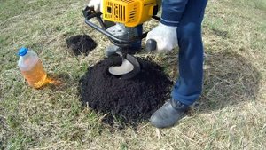 БЕНЗОБУР ЧЕМПИОН AG252. Теория и практика. Бурение лунок под столбы забора..