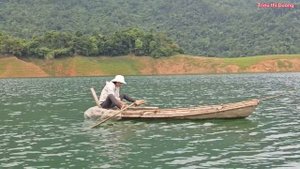 At 6 o'clock, the girl spread her net to catch fish to sell, making a living on the lake.