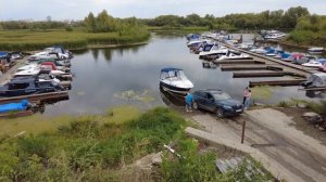 Спуск катера Bayliner на воду на американском прицепе с помощью Skoda kodiak