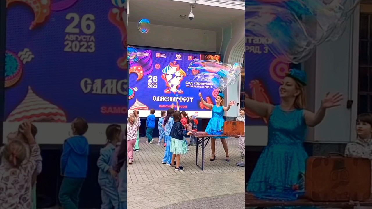 Веер из мыльных пузырей в Саду Эрмитаж #актриса #шоу #art #театр #иллюзия #мыльныепузыри #трюк