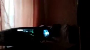 Проектор DEXP DL-100 показывает на обоях