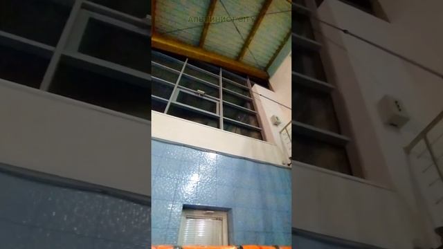 Примышленный альпинизм! Мойка окон в бассейне! Иногда и так бывает! смотреть онлайн