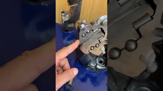 Монтаж шарошки на долоте #буровойликбез #епихин #бурение #буровоеоборудование смотреть онлайн