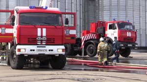 С условным возгоранием на силосной ёмкости с семечками справились общими силами.