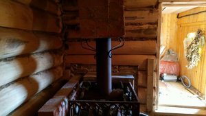 Укладка камней в бане для парилки.