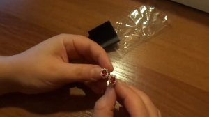 Нормально серьги в ушах.