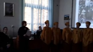 Под окном широким, под окном высоким вишня белоснежная цветет...