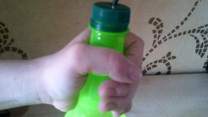 Как сделать водяной пистолет из бутылки