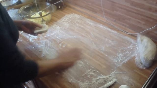 Чебуреки с плавленным сыром-пузырчатые, нежные, с легким хрустом и мягкой сырной начинкой. Вкусно!