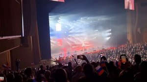 Весь зал поёт гимн России.,на концерте Шамана.