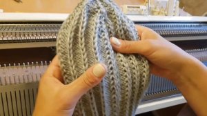 Как красиво сшить шапку? / Попетельное соединение, имитирующее продолжение рисунка вязки