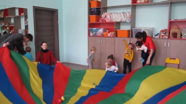 ? Игры с парашютом  "Мягкие мячики скачут" | Подвижные развивающие игры для детей