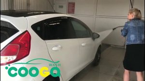 Девушка моет машину. Автомойки самообслуживания Cooga Wash