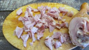 Салат из копченой курицы с горошком и огурцом