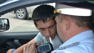 Как водители избегают лишения прав за пьянку, выпивая при сотрудниках ГИБДД