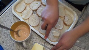 Горячие бутерброды с вареной колбасой.